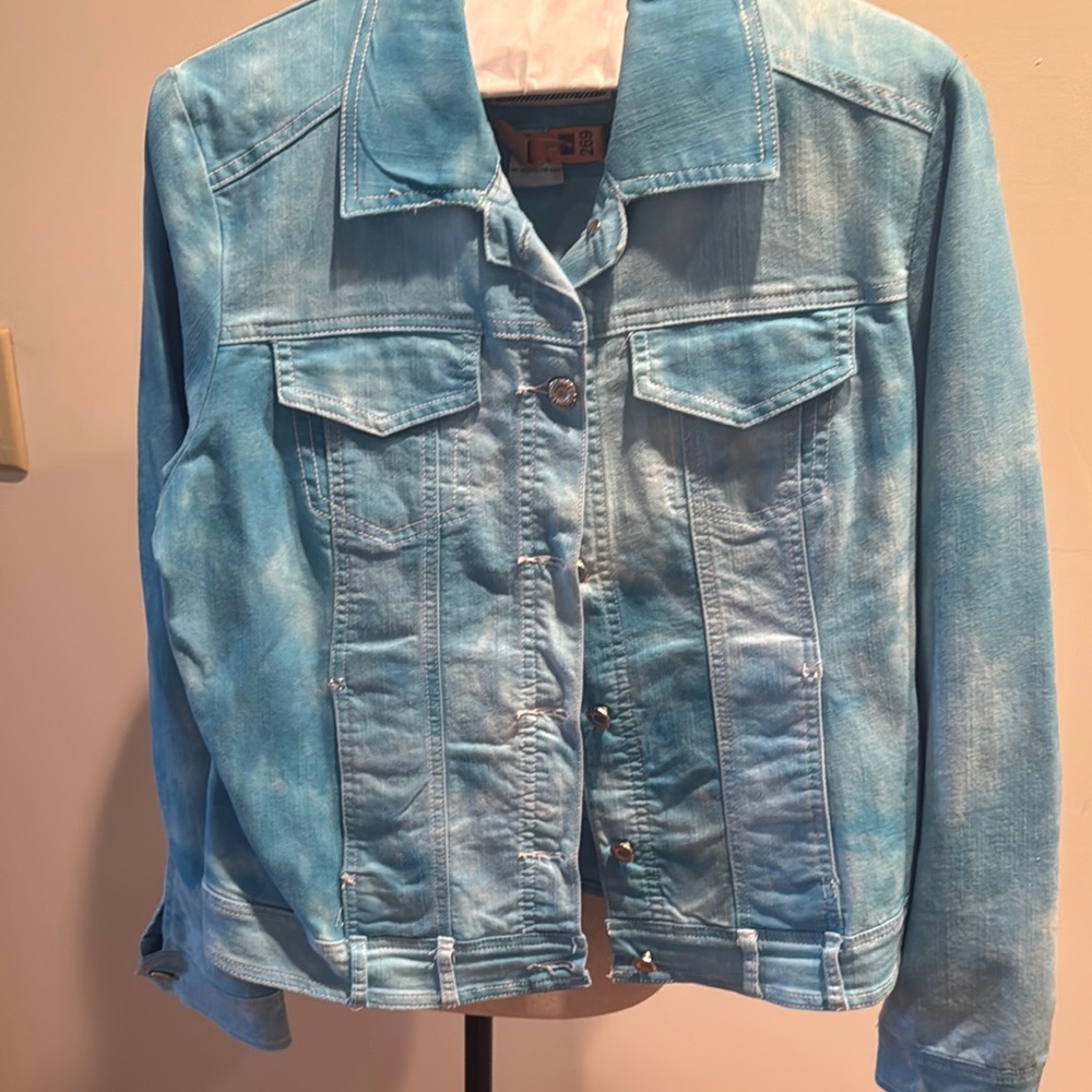 Classic Blue Jean Jacket with Fitted Silhouette